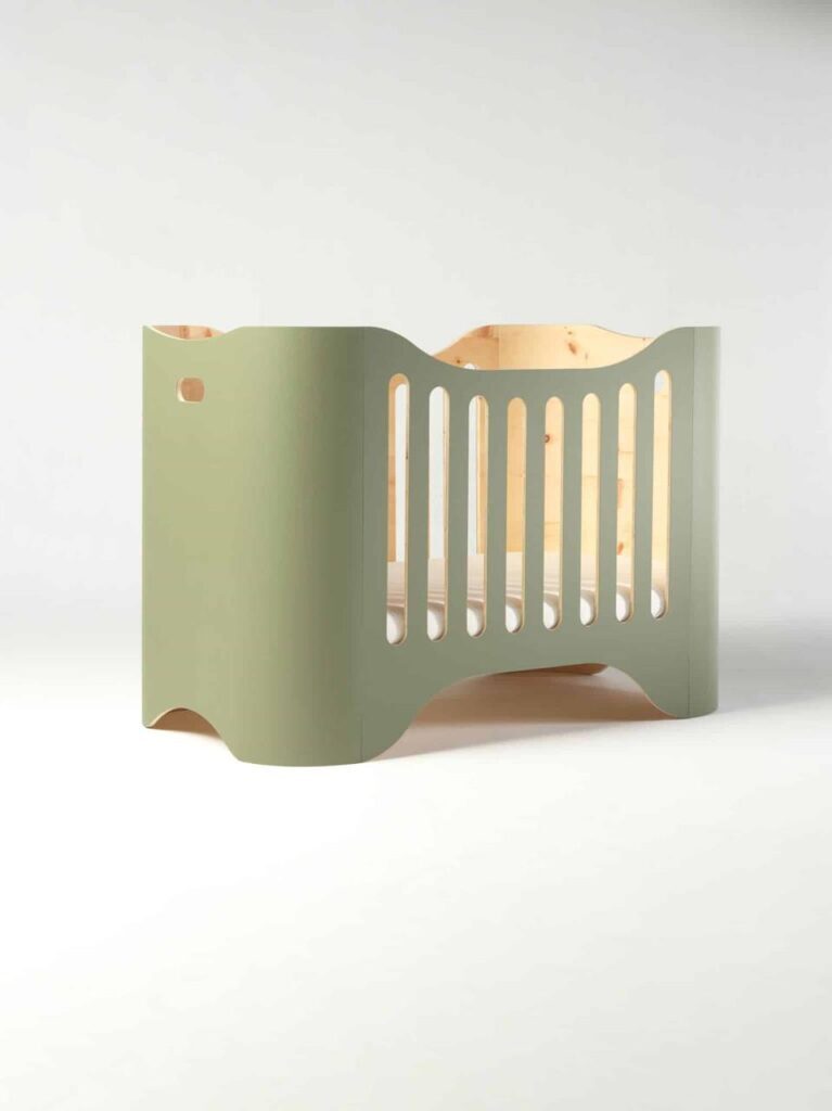Set Minibett aus Arvenholz mit Linoleum-Oberfläche, inkl. Matratze und Lattenrosteinsatz